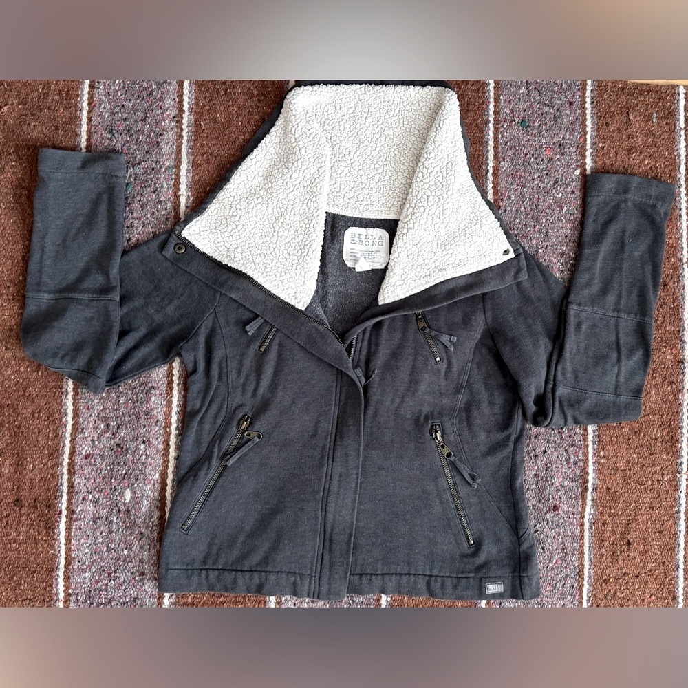 Billabong large woman’s zippered Sherpa sweatshirt dark grey with 4 pockets